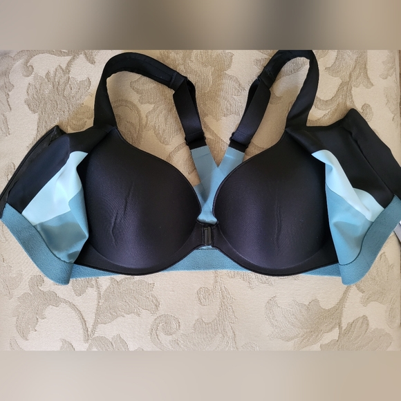 Victoria's Secret Maximum Support Knockout Front-Close Sports Bra - Picture 6 of 8